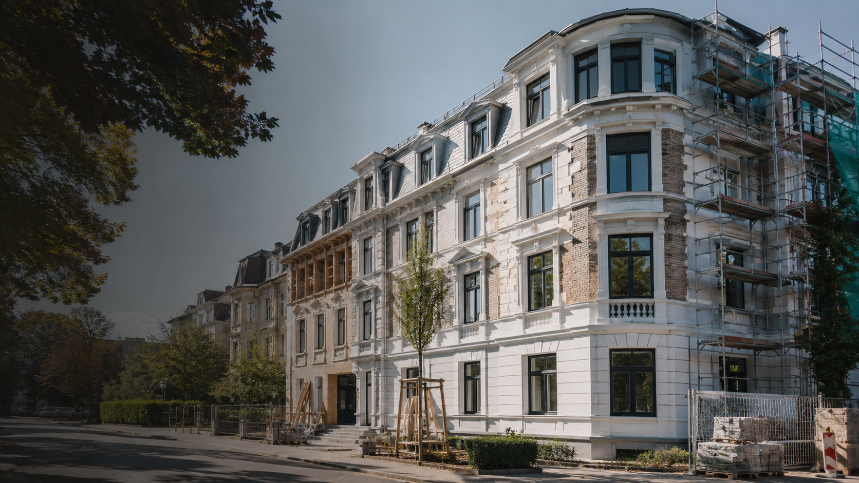 Historisches Gebäude in hochwertiger Altbausanierung mit sichtbarer Substanz, neuen Fenstern und Gerüst