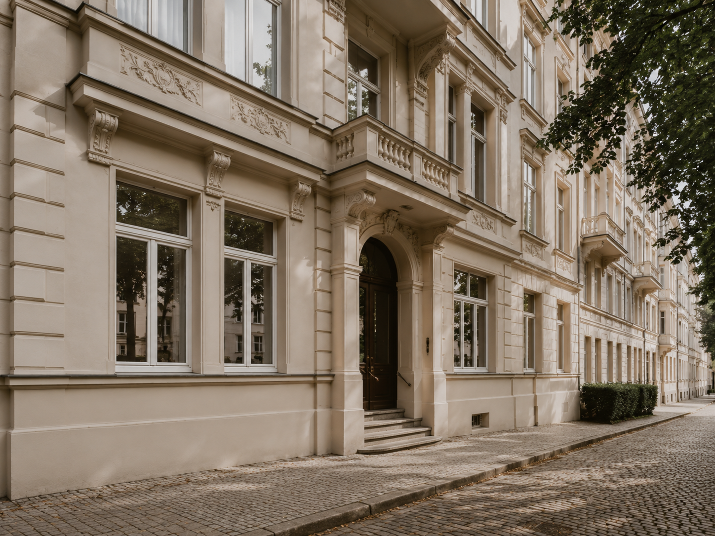 Restaurierte Gründerzeitfassade eines Mehrfamilienhauses in NRW